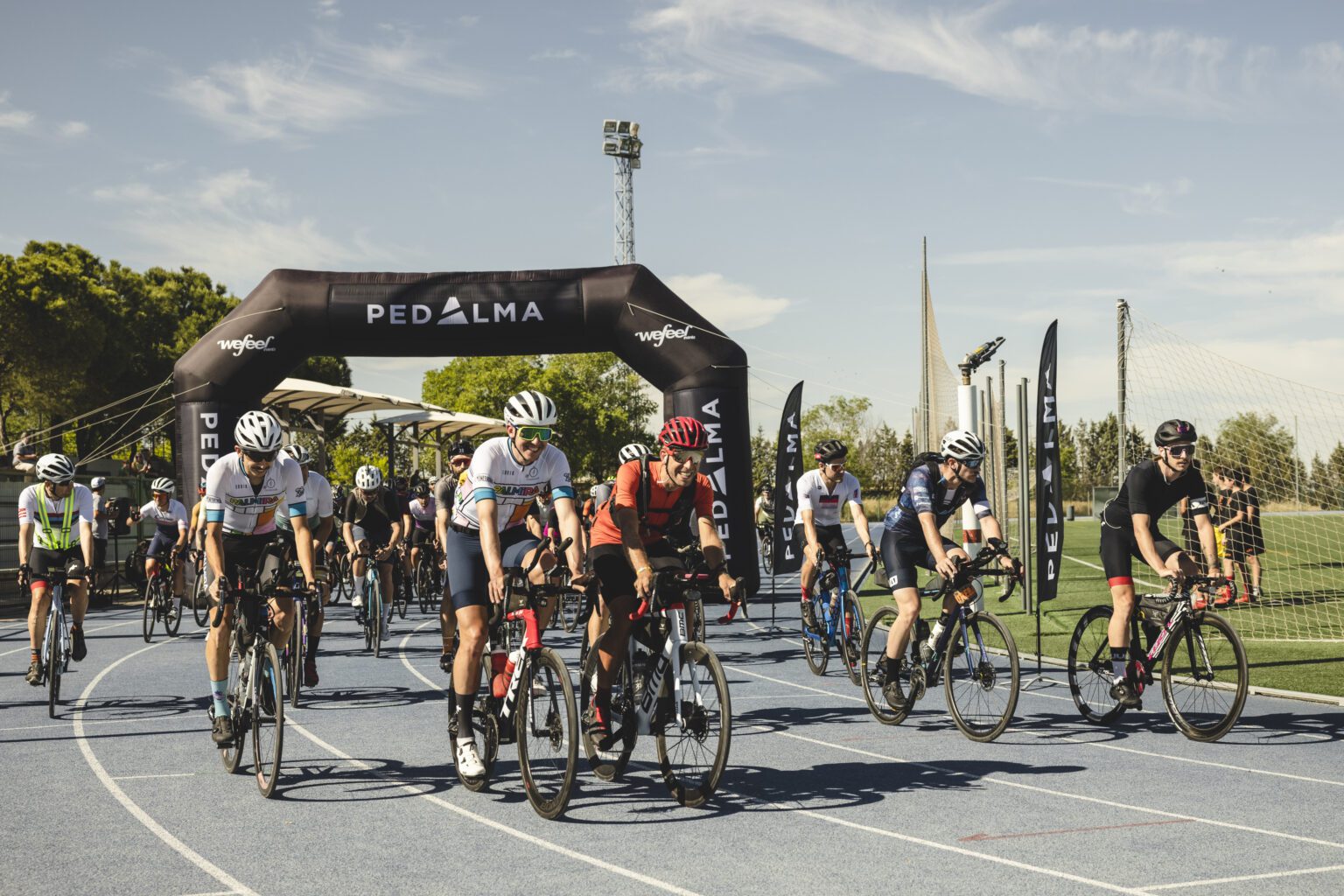 Salida de Madrid to Barcelona 2022 en la pista del CDM Margot Moles de Vicálvaro (foto CescMaymo)
