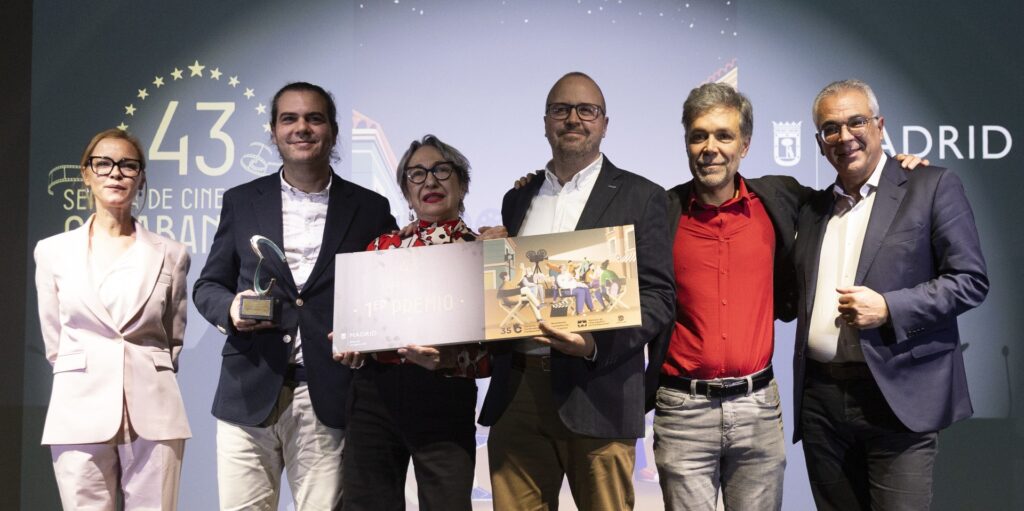 Miembros del corto 'La mort', junto a María Esteve (izquierda) y el concejal de Carabanchel, Carlos Izquierdo (derecha)