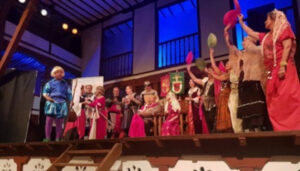 actores encima de un escenario