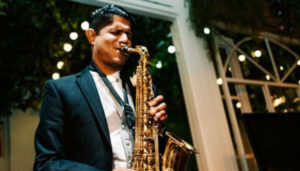 hombre tocando el saxofón