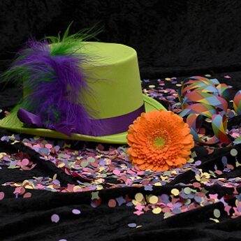 Imagen de un sombrero y confeti con decoración de Carnaval