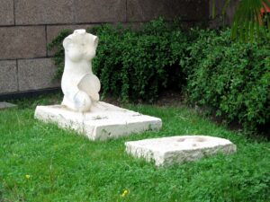 Estado actual de la escultura primigenia 'El Encuentro'