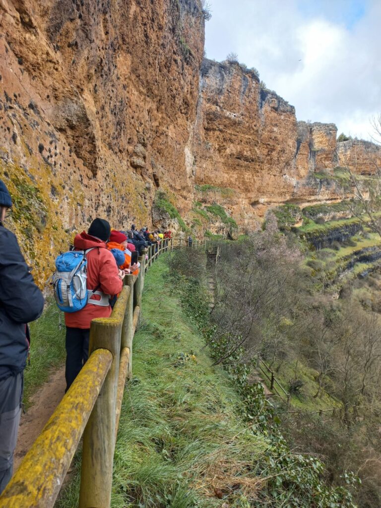 Senderistas pasando por un cañón en la sierra de Madrid