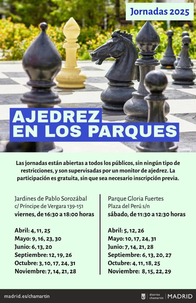 Ajedrez en los parques, con fichas de ajedrez en un tablero gigante y el calendario debajo