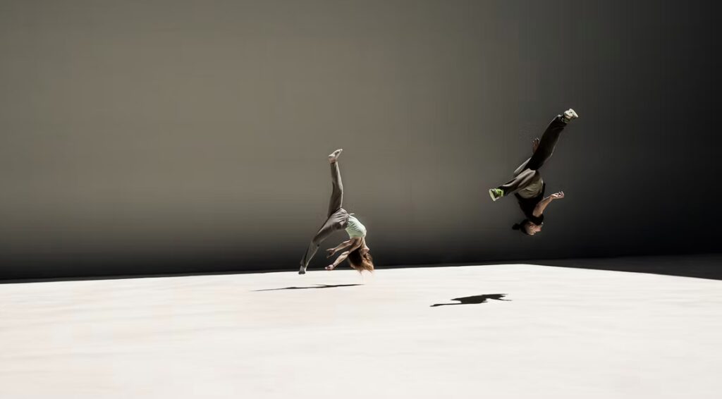 Dos personas haciendo acrobacias de suelo