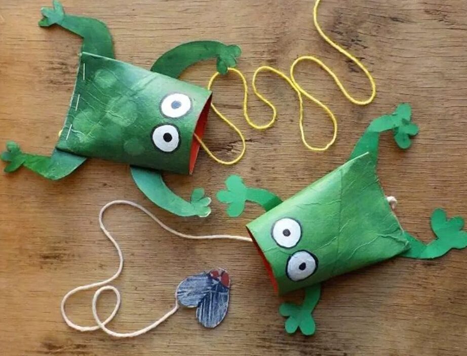 Dos ranas de papel de color verdes, hachas con manualidades