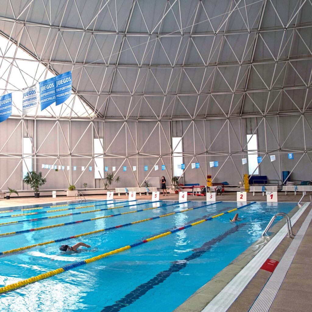 interior de la piscina cubierta con carriles separados