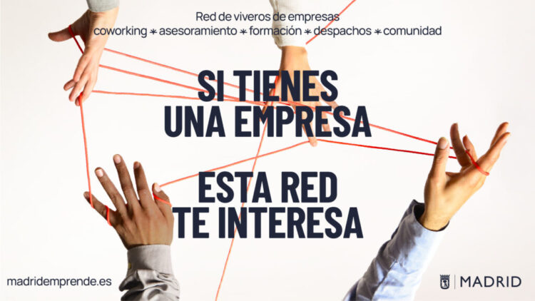 Unas manos sujetando unos hilos que tejen una red de hilos rojos