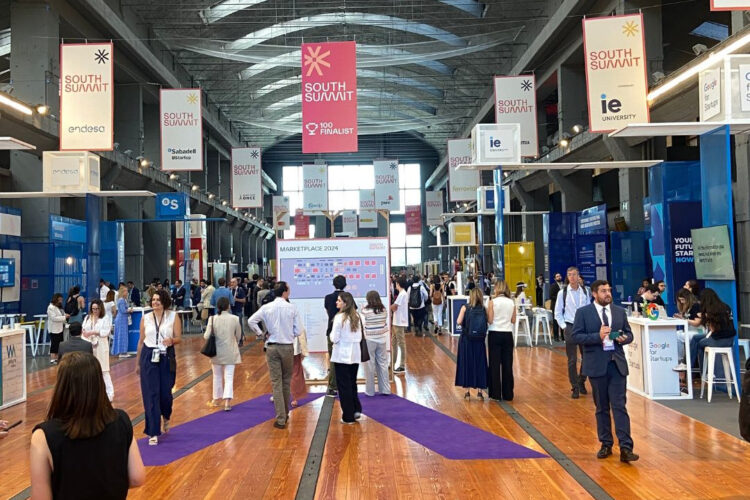 Interior de la nave con personas paseando al rededor de estands 