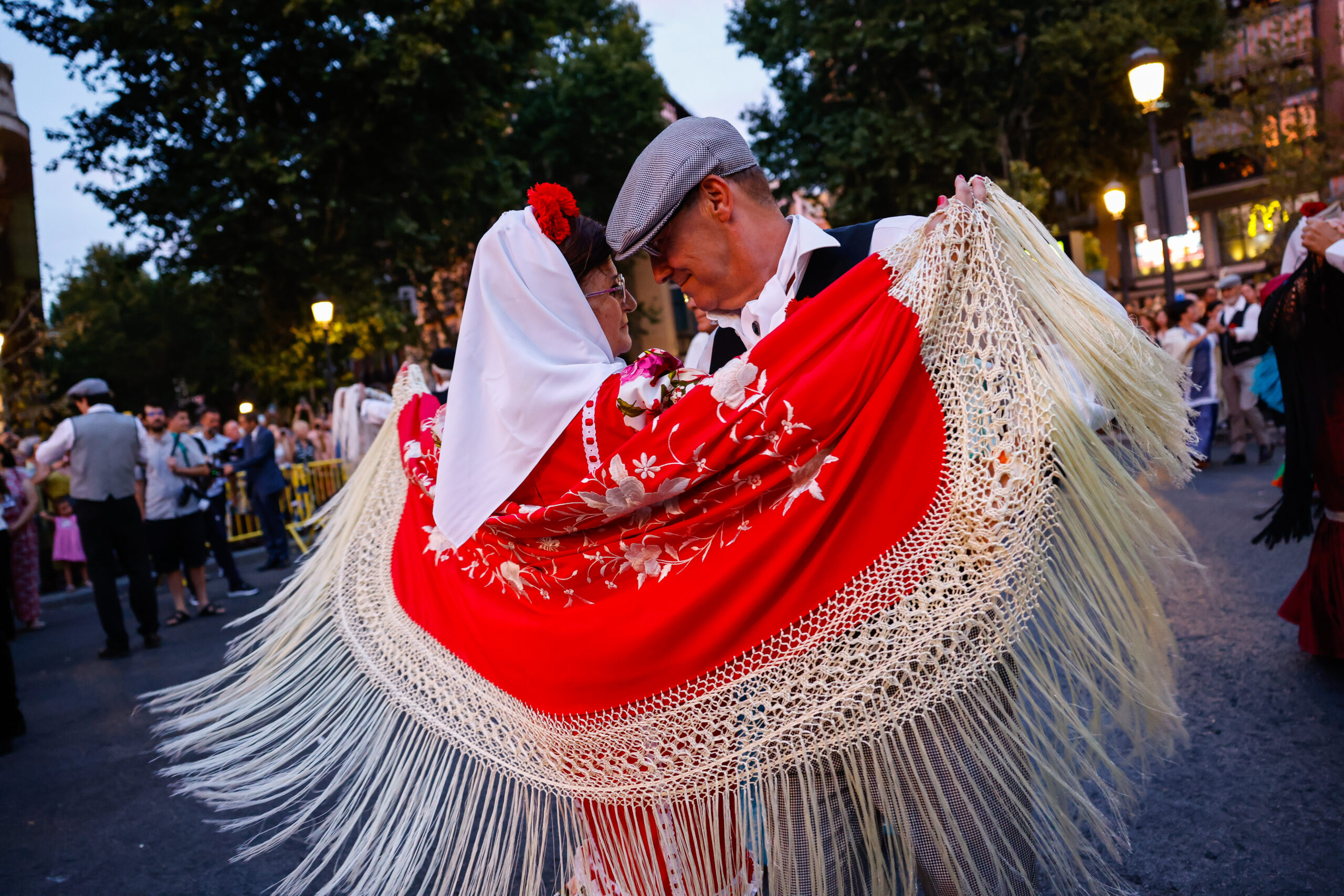 Chulapa y chulapo con mantón rojo