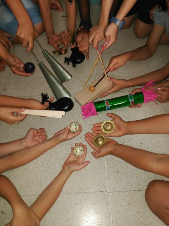 Chavales realizan manualidades