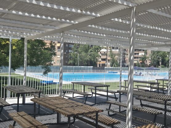 Imagen de la piscina de Peñuelas y su zona de merendero