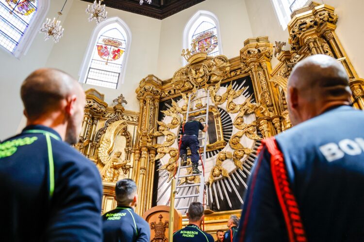 Bombero bajando a la virgen