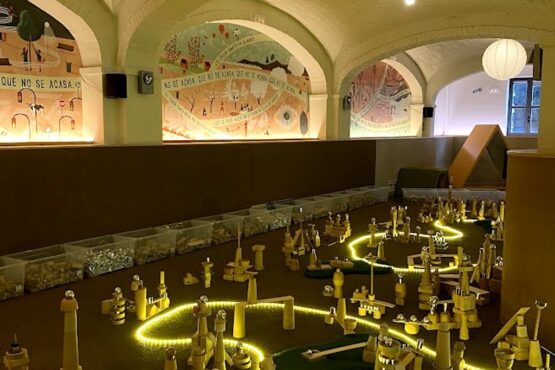 Interior de la Urbanoteca con la instalación La Città Infinita de Roberta Genova