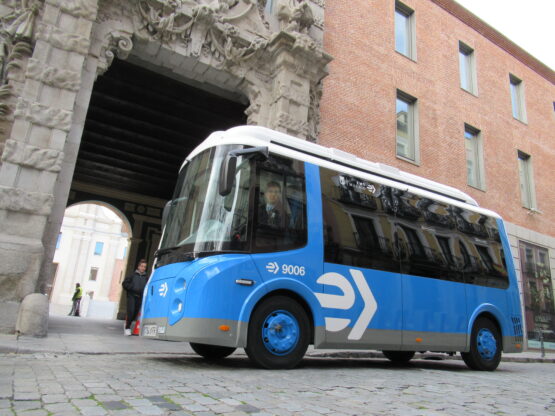 mini autobús eléctrico de Madrid circulando por una calle del centro