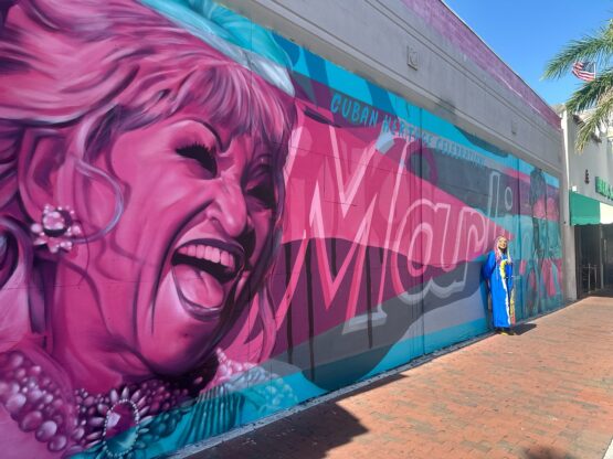 La cantante Lucrecia posa junto a un mural de la mítica 'Reina de la Salsa', Celia Cruz, en Estados Unidos