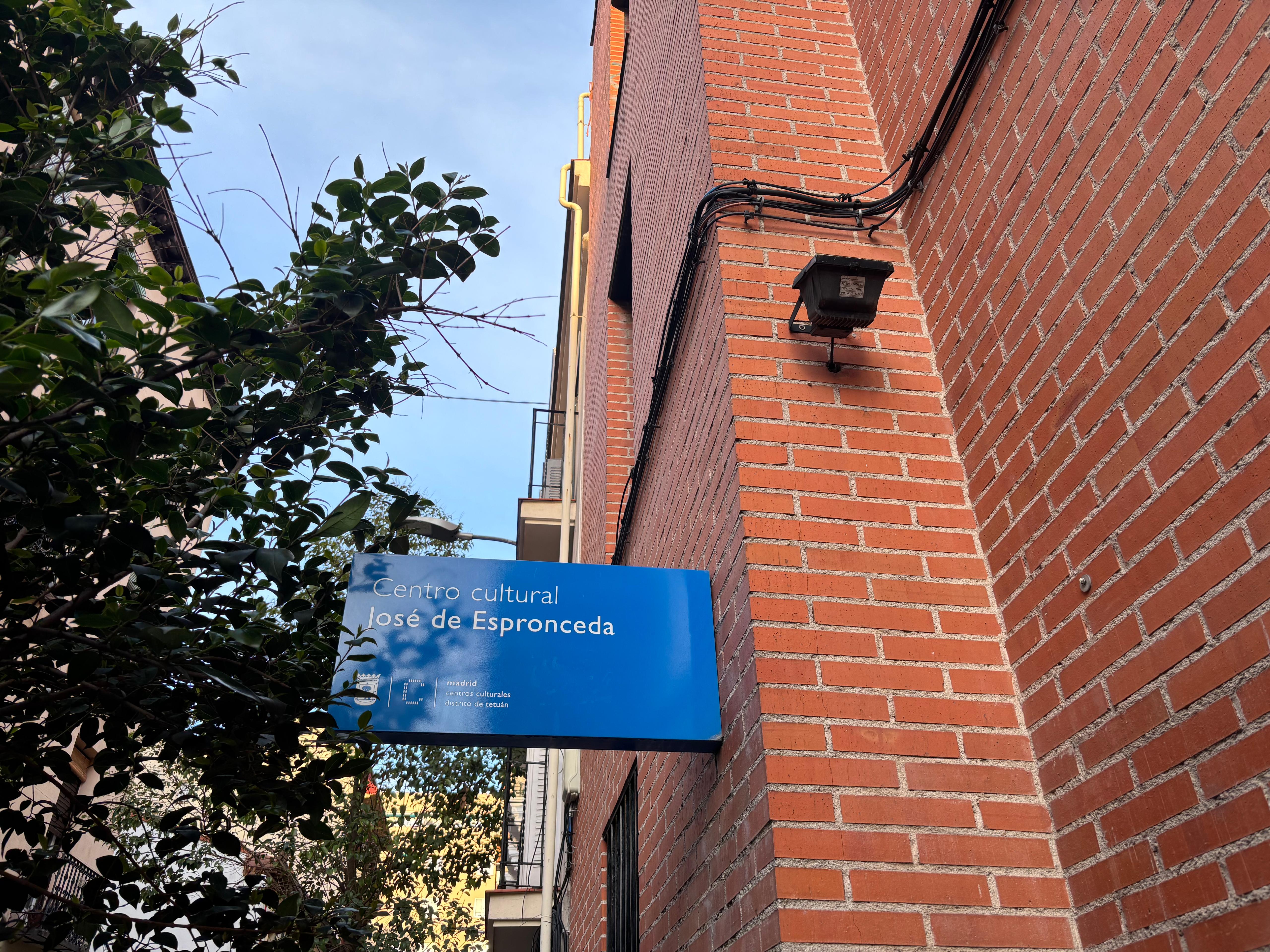 Imagen del exterior del Centro Sociocultural José de Espronceda donde se ve la señalética con la nomenclatura en el edificio y unos árboles
