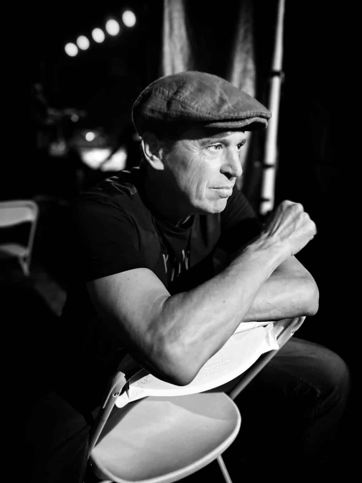 Foto promocional de Javier Ojeda, donde aparece el músico posando de perfil en blanco y negro