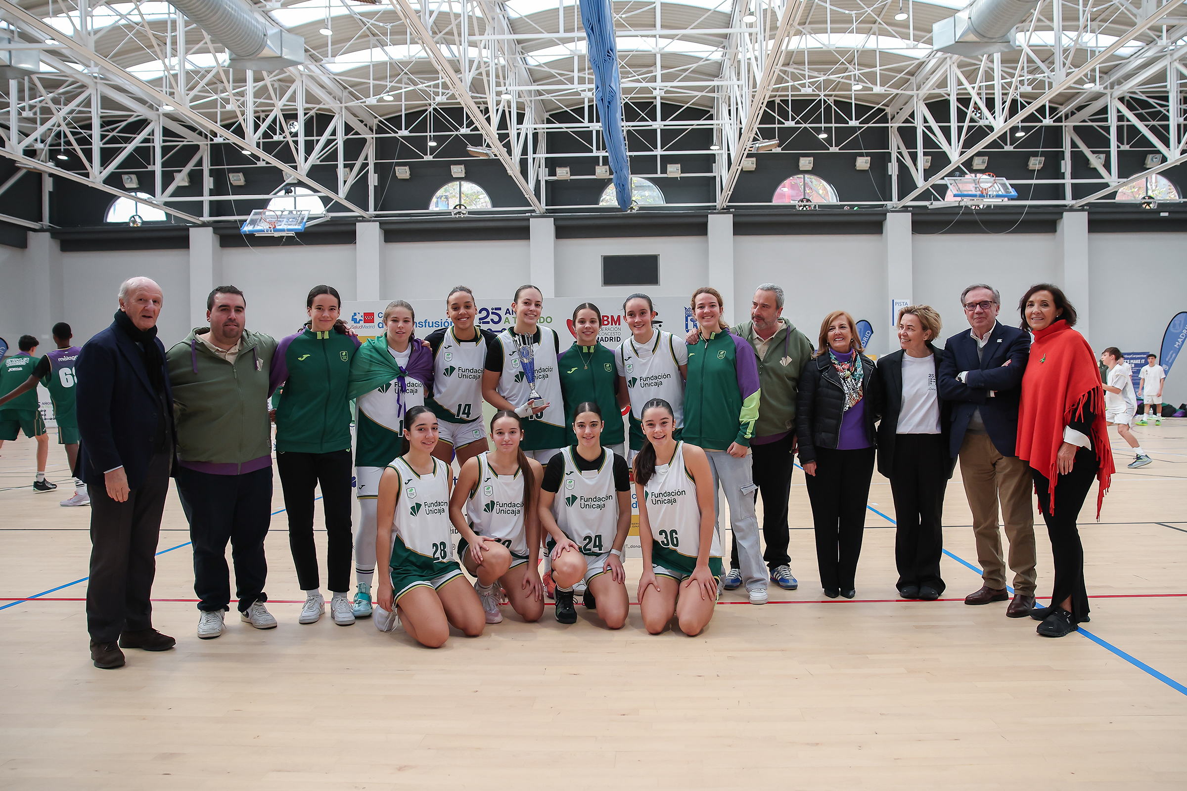 Equipo Unicaja, campeonas en categoría femenina del torneo, en el interior del CDM Triángulo de Oro