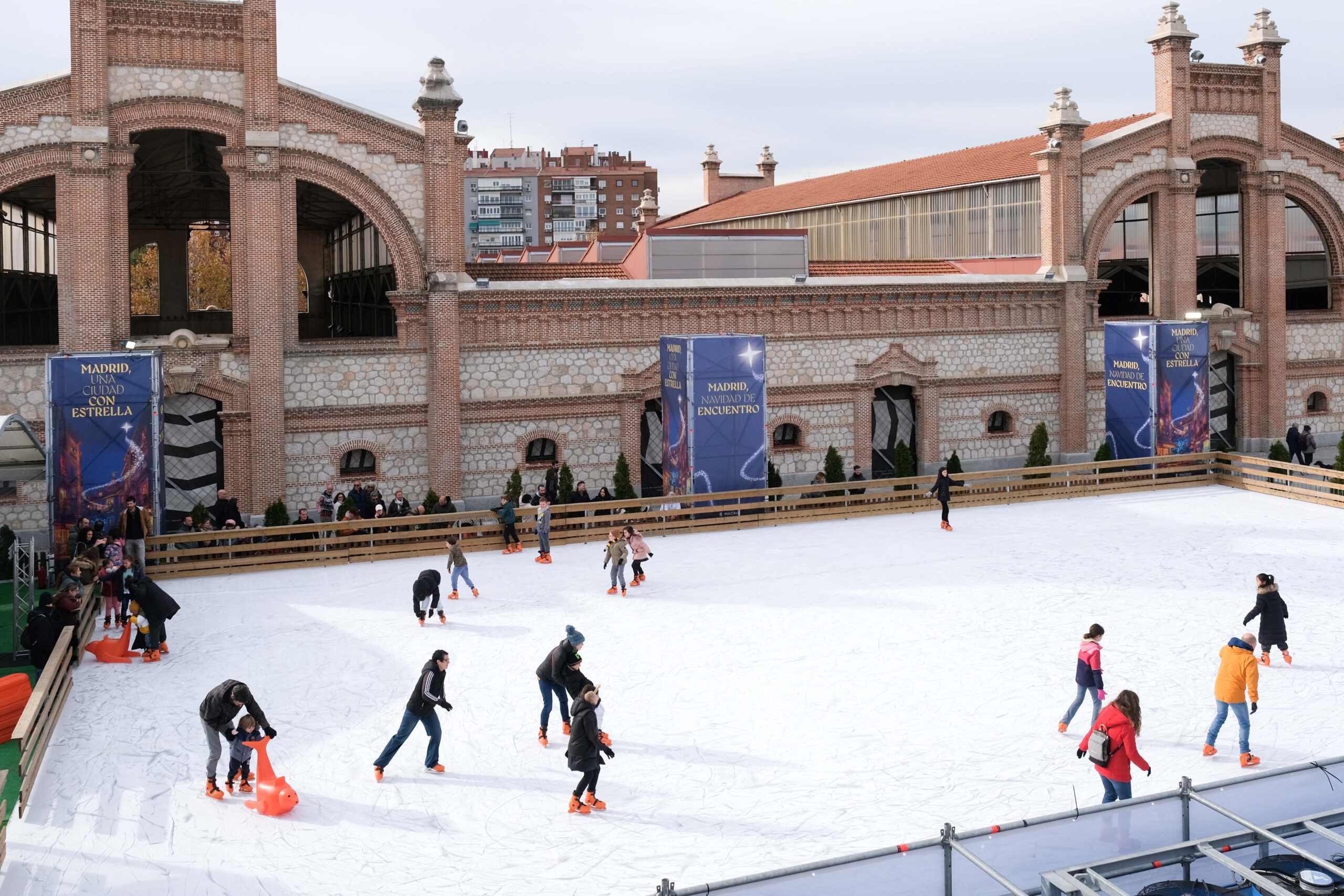 Pista de patinaje de Matadero en ediciones pasadas. Otra de las actividades dentro del programa Navidad 2025 de Madrid