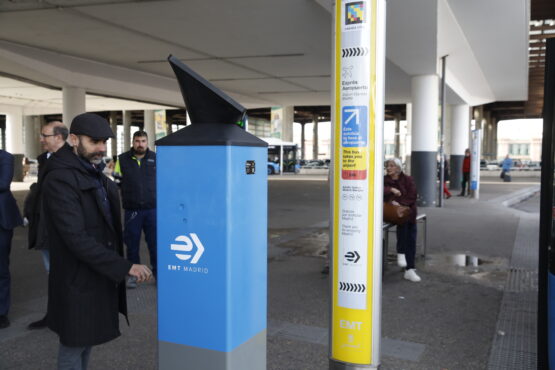 Tótem de venta billetes línea Exprés Aeropuerto (intercambiador de Atocha)