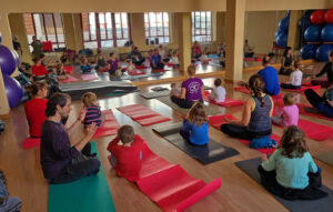 Clase de yoga en familia
