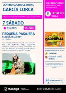 Cartel de la obra de teatro Pequeña Pasajera con una mujer en una estación