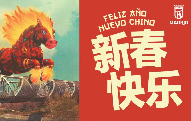 Ilustración del Año Nuevo Chino 2026 en Madrid con un caballo rojo y dorado del Año del Caballo de Fuego saltando sobre un puente, junto al texto “Feliz Año Nuevo Chino” y caracteres chinos sobre fondo rojo.