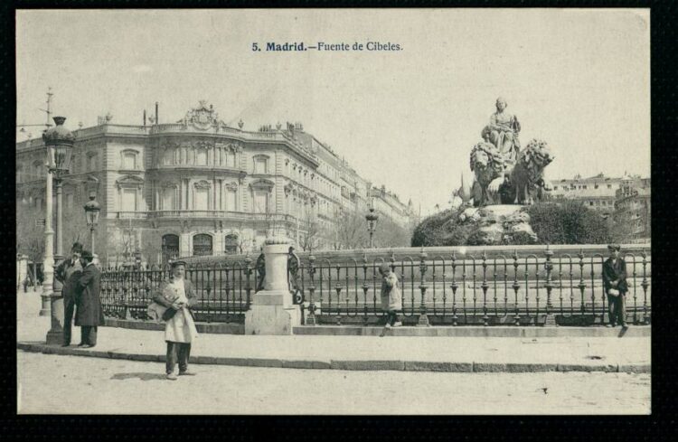 Imagen de archivo de ciudadanos paseando junto a la fuente de Cibeles (1906-1914)
