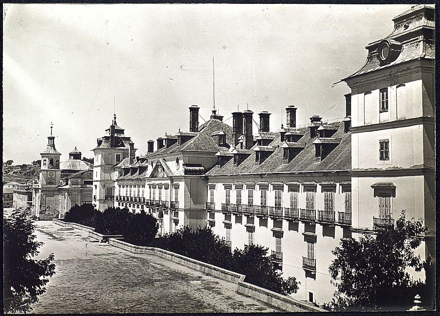 Palacio Real de El Pardo en Madrid a principios del siglo XX en fotografía en blanco y negro
