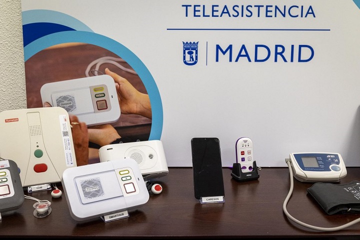 Equipos del servicio de teleasistencia del Ayuntamiento de Madrid, como terminales domésticos, pulsadores y sensores.