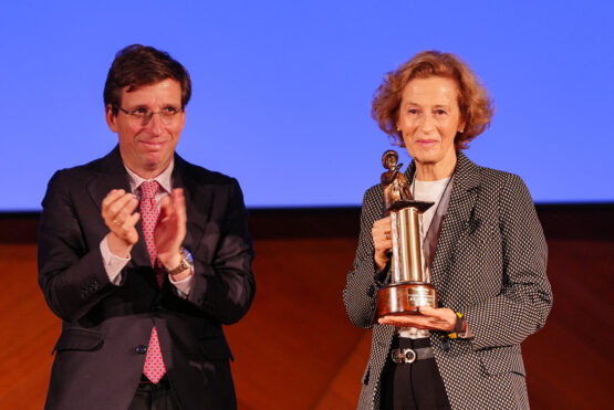 El alcalde de Madrid, Jose Luis Martínez Almeida y la escritora Julia Navarro en los premios Clara Campoamor