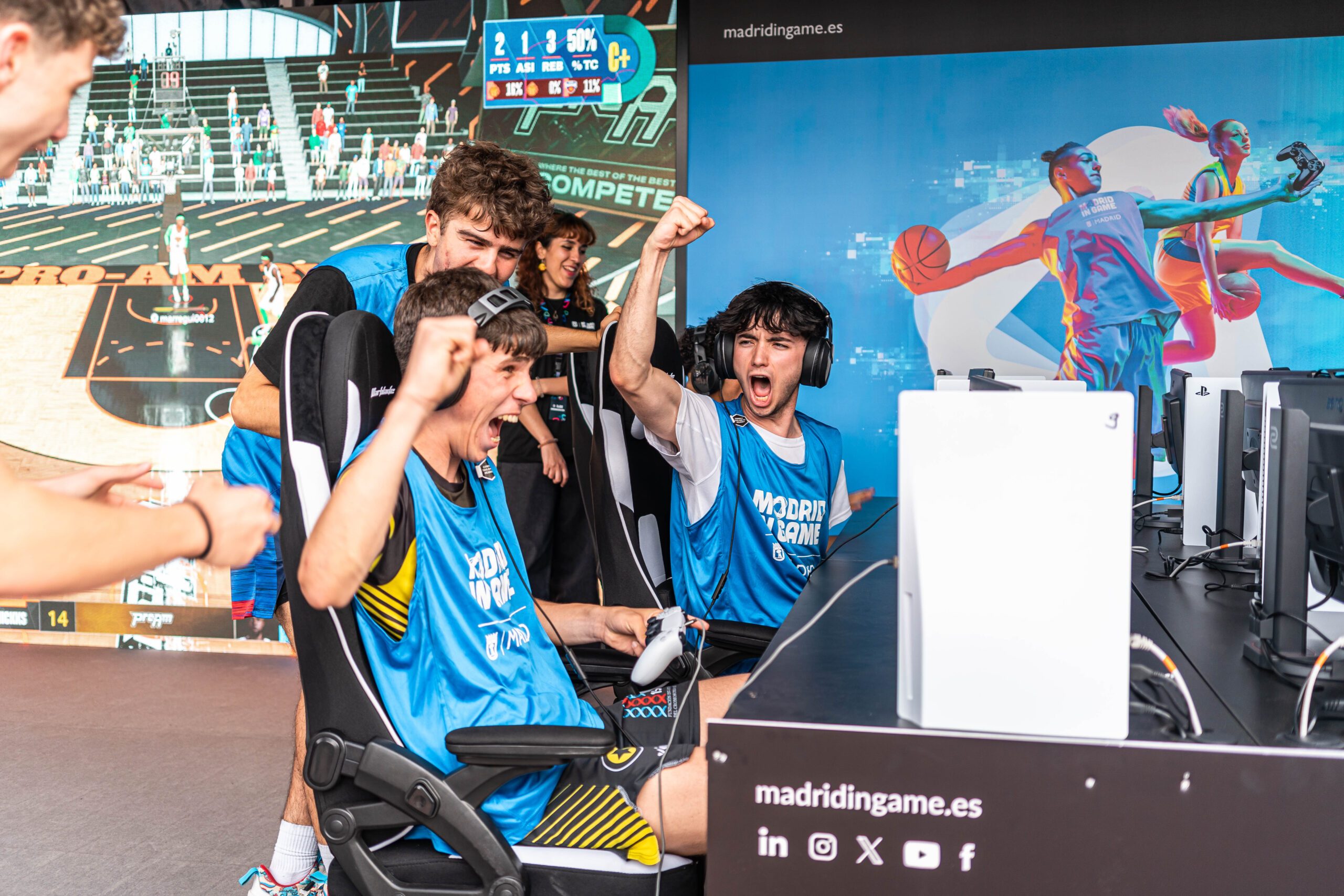 Un equipo celebra el triunfo en una competicion de eSports de Madrid In Game