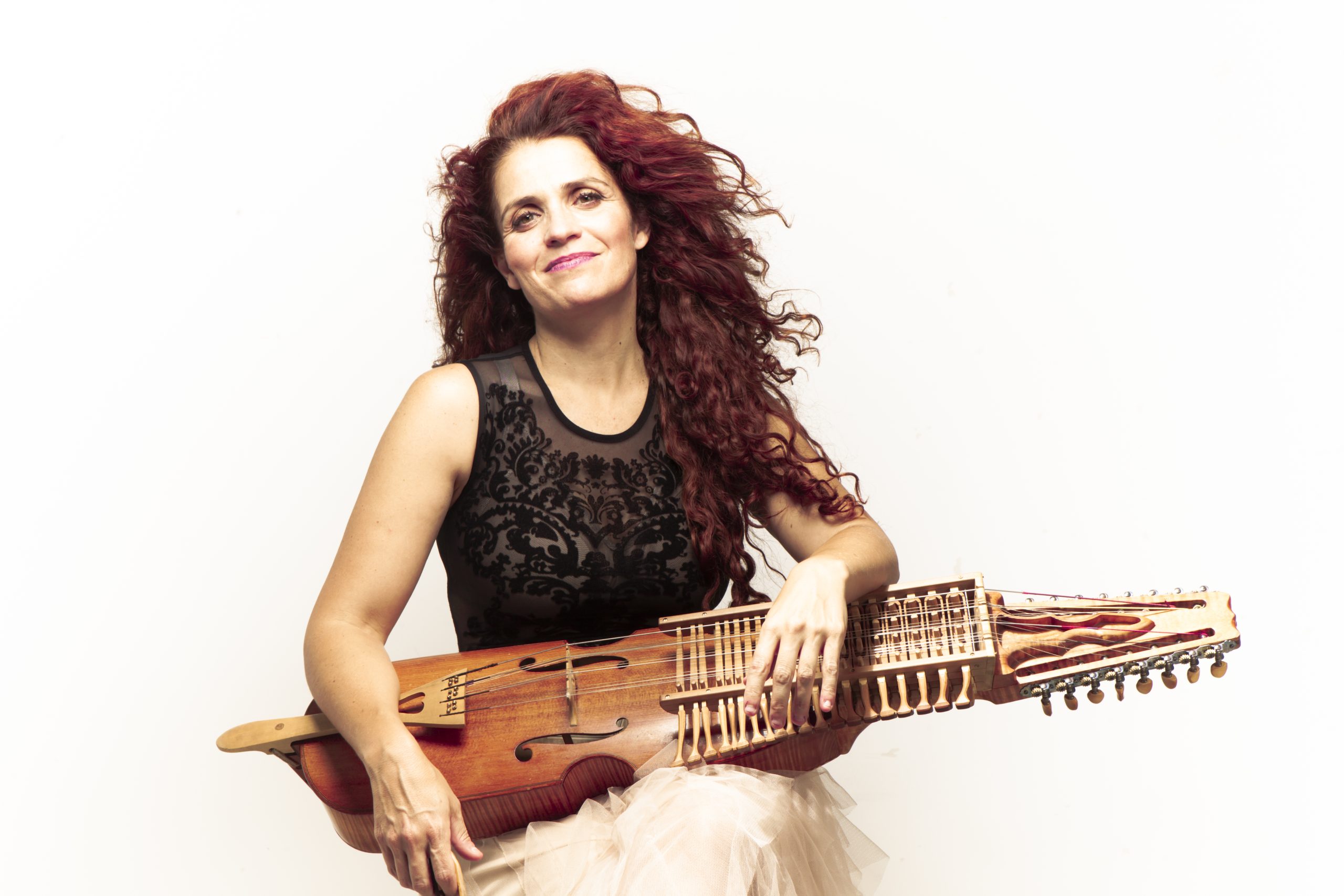 Ana Alcaide posando con una nyckelharpa, instrumento tradicional de cuerda