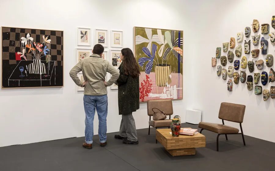 Visitantes observan obras de arte contemporáneo en un stand de la feria CAN Art Fair Madrid