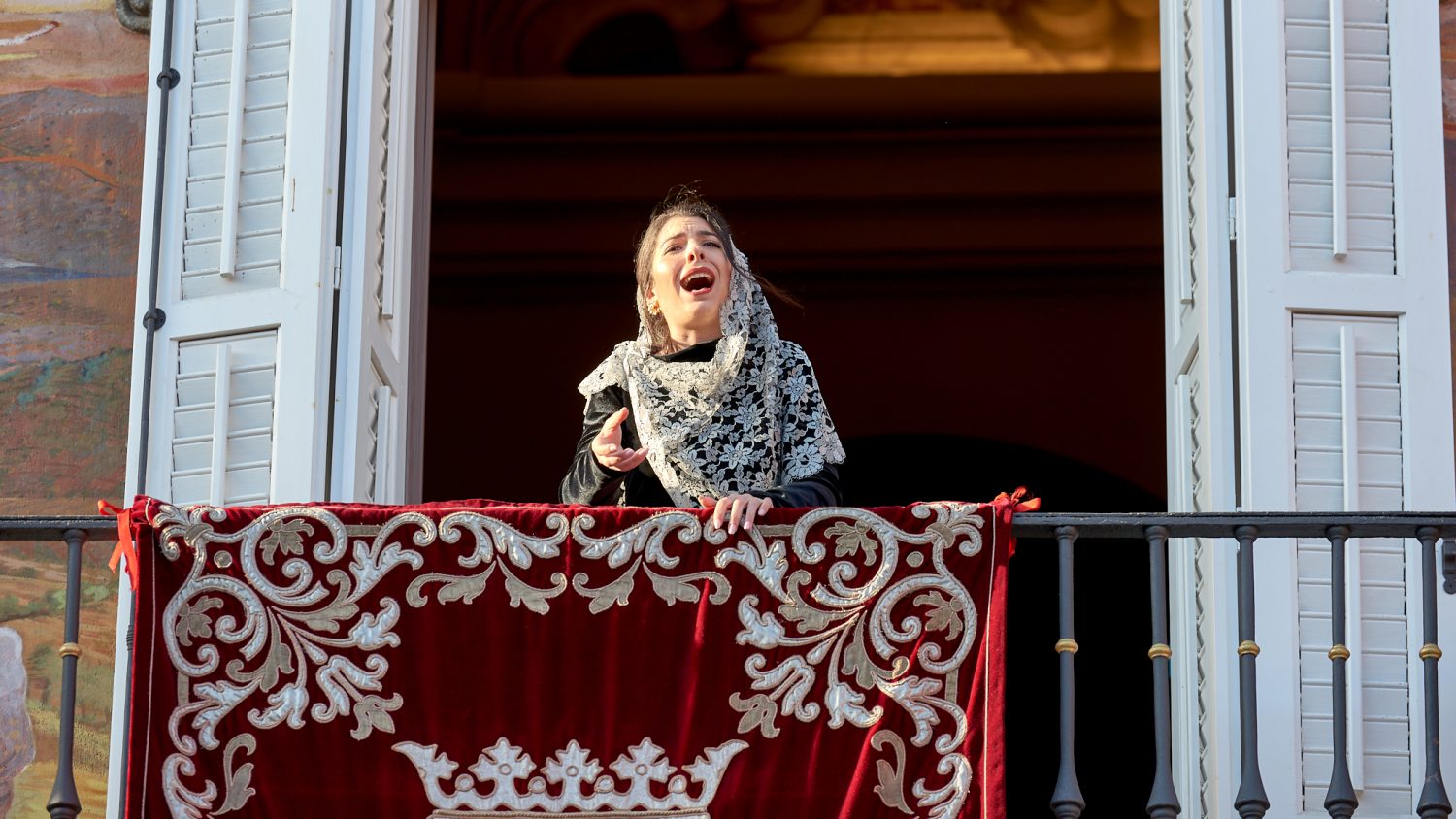 cantaora cantando saeta balcón Madrid Semana Santa imagen de archivo