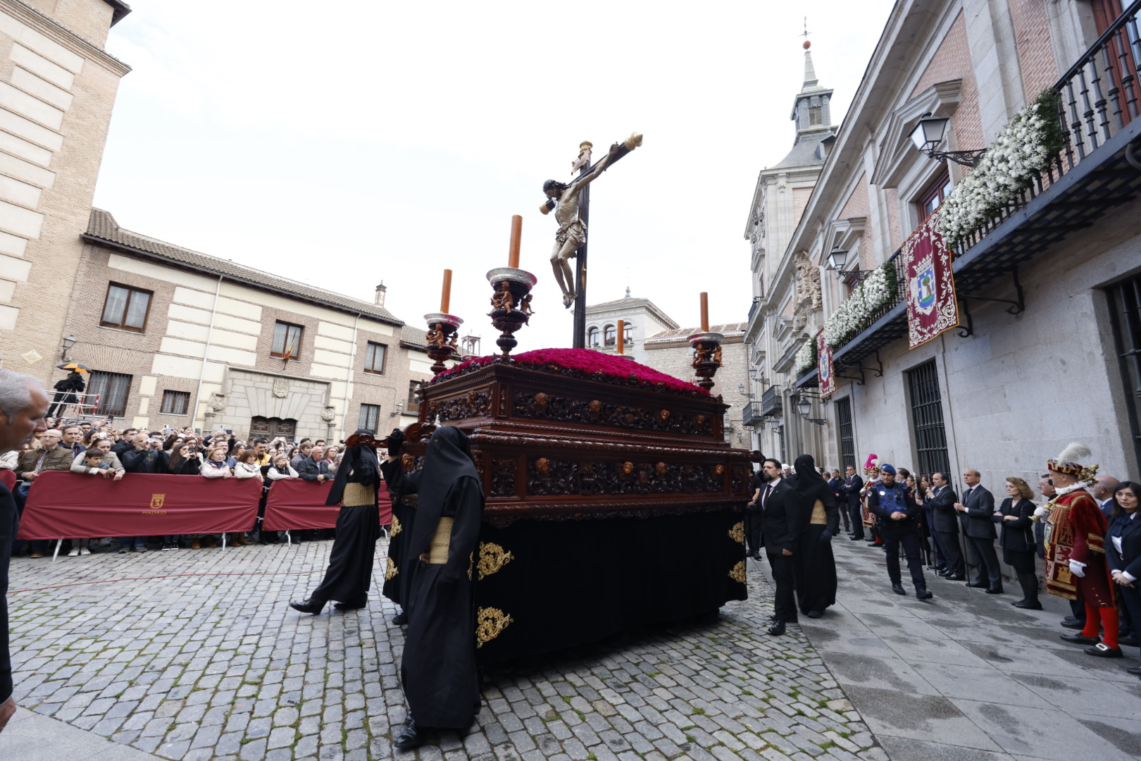 Procesión de los Estudiantes con Cristo crucificado en Madrid Semana Santa