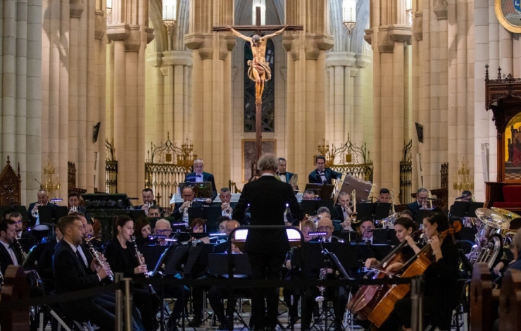 Orquesta interpretando un concierto en el interior de la catedral de la Almudena